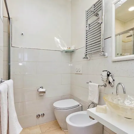 Luxury 4* Rom